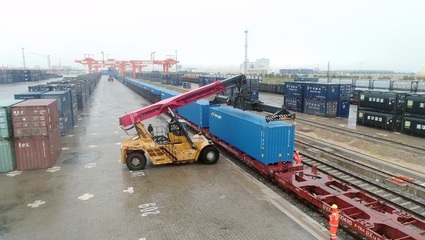 西部陆海新通道铁海联运货物量激增 见证高效吊装下的经济动脉跃动