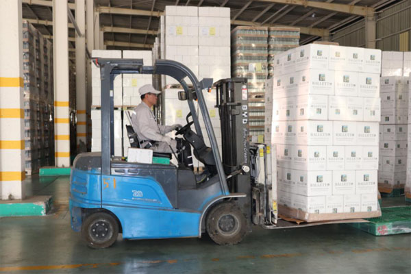 比亚迪叉车“轻拿轻放”服务长裕玻璃，精准搬运铸就信赖